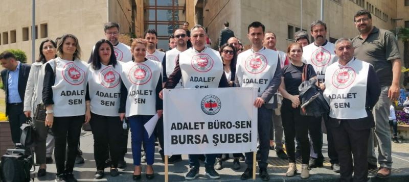 Adalet Sen adliye önünde basın açıklaması yaptı